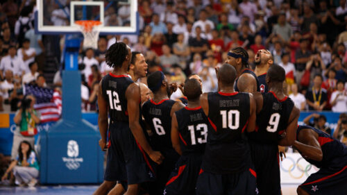 La dream team des USA après leur victoire aux Jeux olympiques dans The Redeem Team