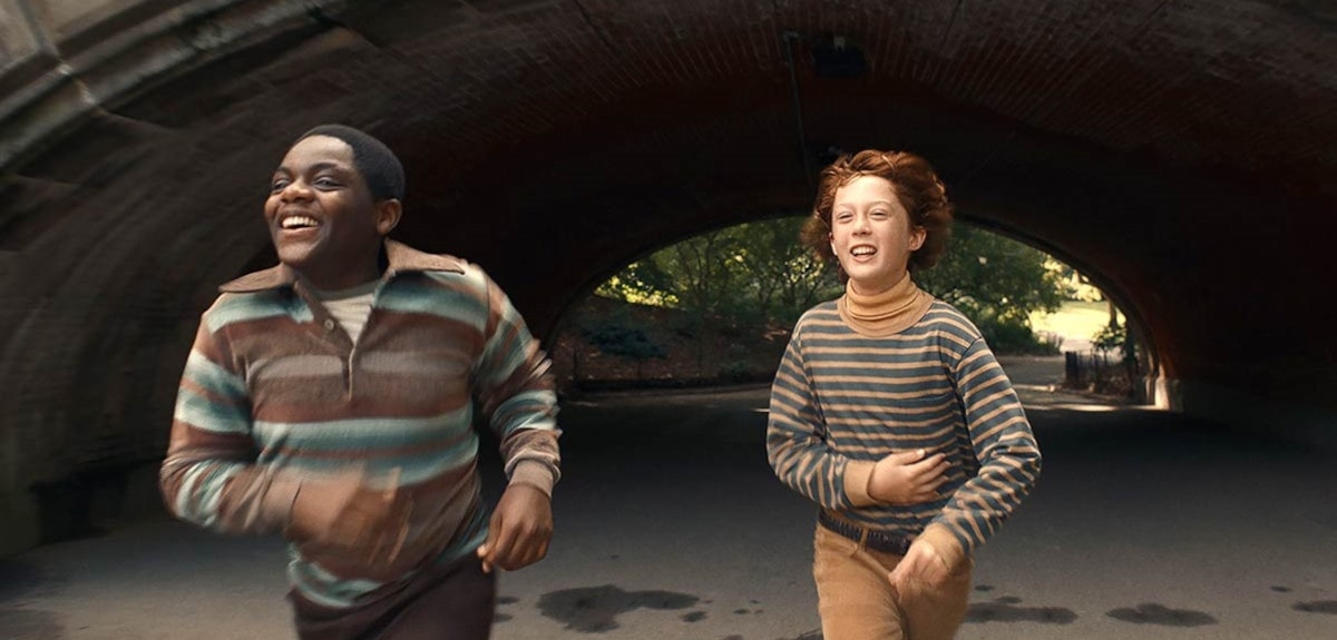 Banks Repeta et Jaylin Webb courent sous un pont de Central Park dans Armageddon Time