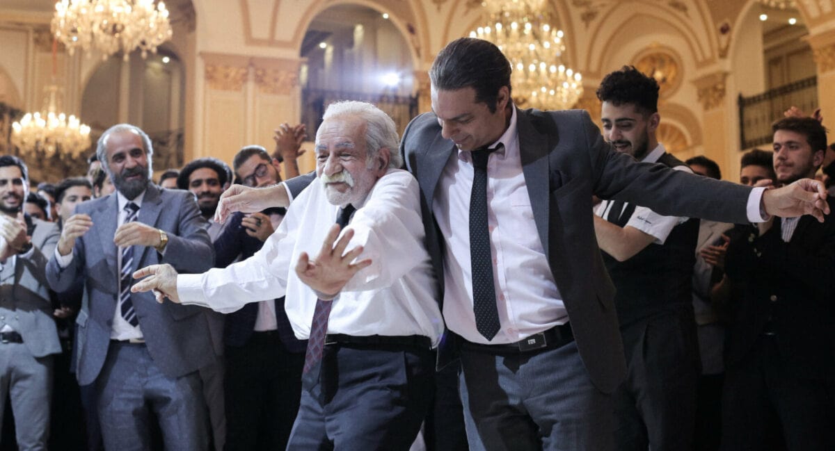 Heshmat, le père (Saeed Poursamimi) danse lors du mariage où il est le parrain dans  Leila et ses frères.