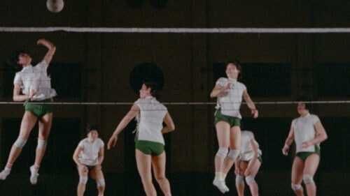 Des images d'archives de joueuses de volley dans Les Sorcières de L'Orient