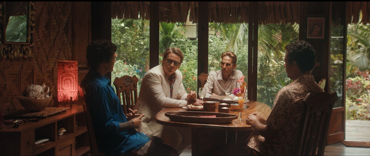 Benoît Magimel lors d'un repas à sa maison dans Pacifiction 