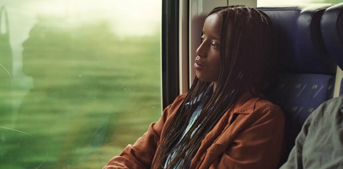 Rama (Kayije Kagame) dans un train dans Saint Omer