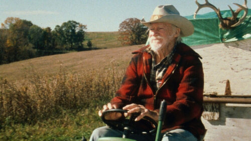 Richard Farnsworth au volant de son tracteur sur les routes dans Une histoire vraie