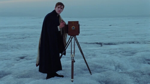 Le jeune prêtre danois filme le paysage islandais dans Godland