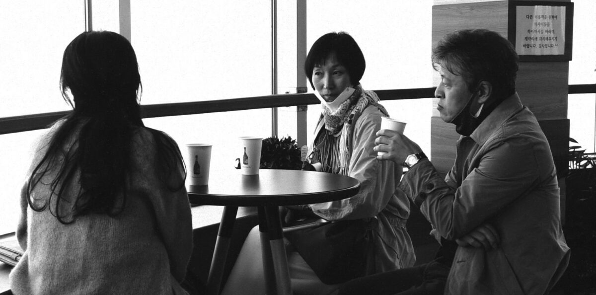 La romancière (Lee Hye-young) avec le réalisateur et sa femme dans La Romancière, le Film et le Heureux Hasard