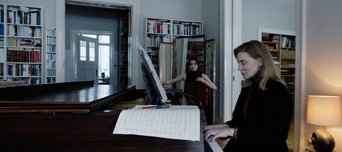 La cheffe Lydia Tár (Cate Blanchett) joue au piano avec la jeune musicienne qu'elle convoite dans Tár