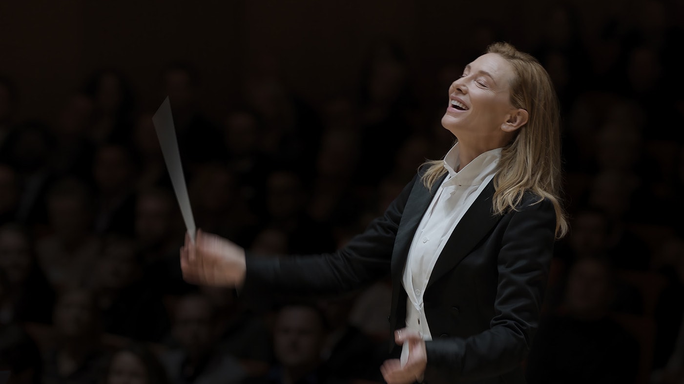 La cheffe Lydia Tár (Cate Blanchett) dirige son orchestre dans Tár
