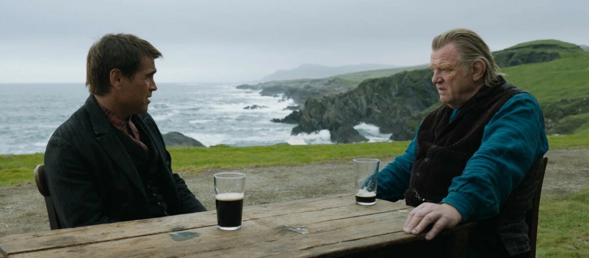 Pádraic (Colin Farrell) boit une bière au pub avec son ami Colm (Brendan Gleeson) dans The Banshees of Inisherin