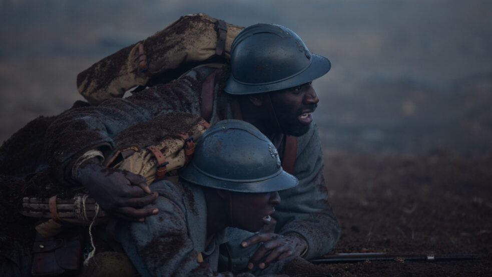 Bakary Diallo (Omar Sy) protège son fils (Alassane Diong) dans "Tirailleurs" de Mathieu Vadepied