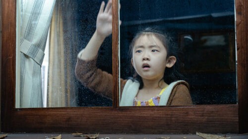Wen (Kristen Cui) dans "Knock at the Cabin" de M. Night Shyamalan