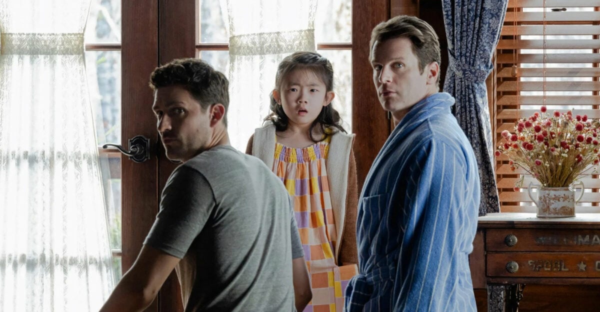 La famille (Ben Aldridge, Jonathan Groff et Kristen Cui) dans la cabane dans Knock at the Cabin.
