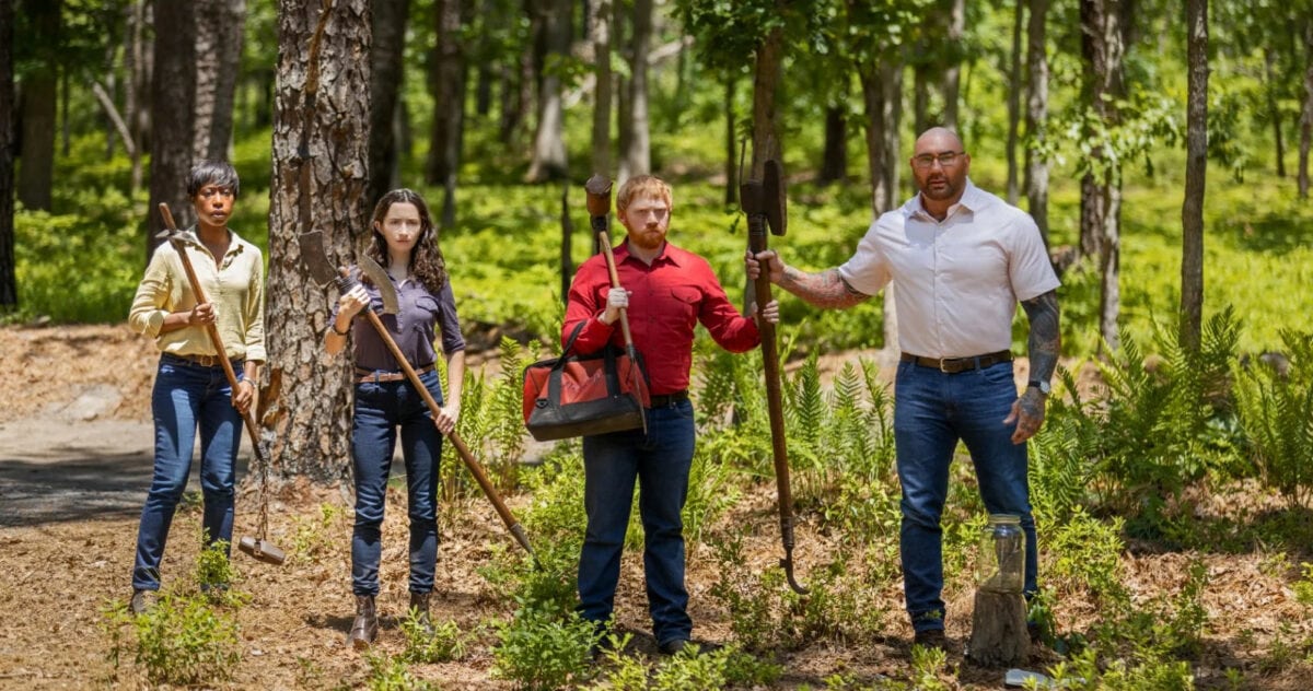 Les personnages dans la forêt de Knock at the Cabin.