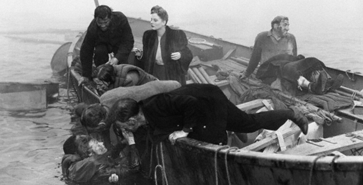 Les passagers du bateau en mer dans Lifeboat d'Alfred Hitchcock.