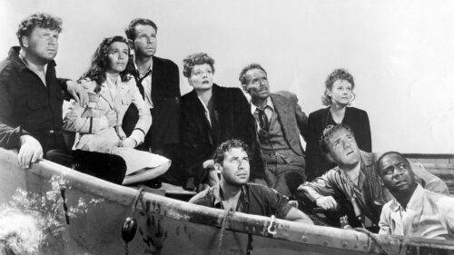 Tous les passagers du bateau en mer dans Lifeboat d'Alfred Hitchcock.