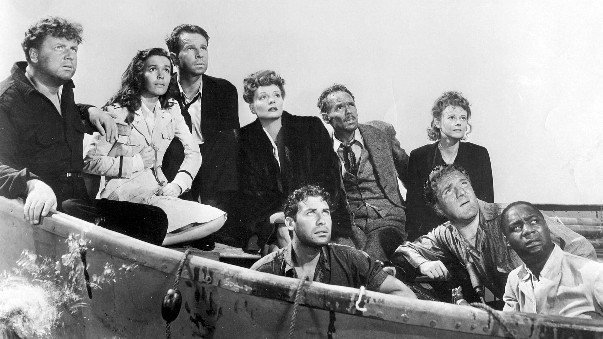 Tous les passagers du bateau en mer dans Lifeboat d'Alfred Hitchcock.