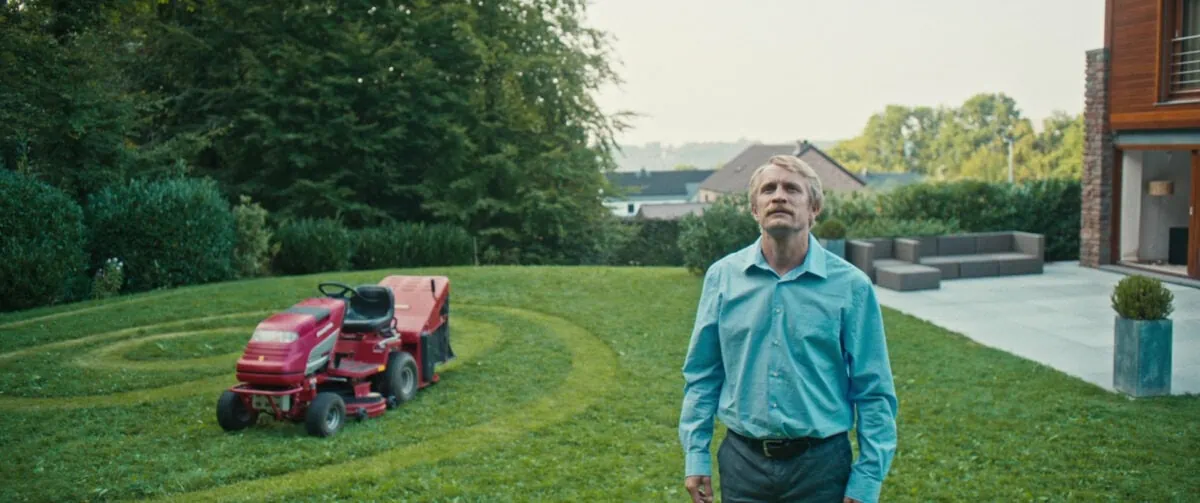 Mathieu (Jérémie Renier) dans son jardin sentant l'appel de la forêt dans Ailleurs si j'y suis.