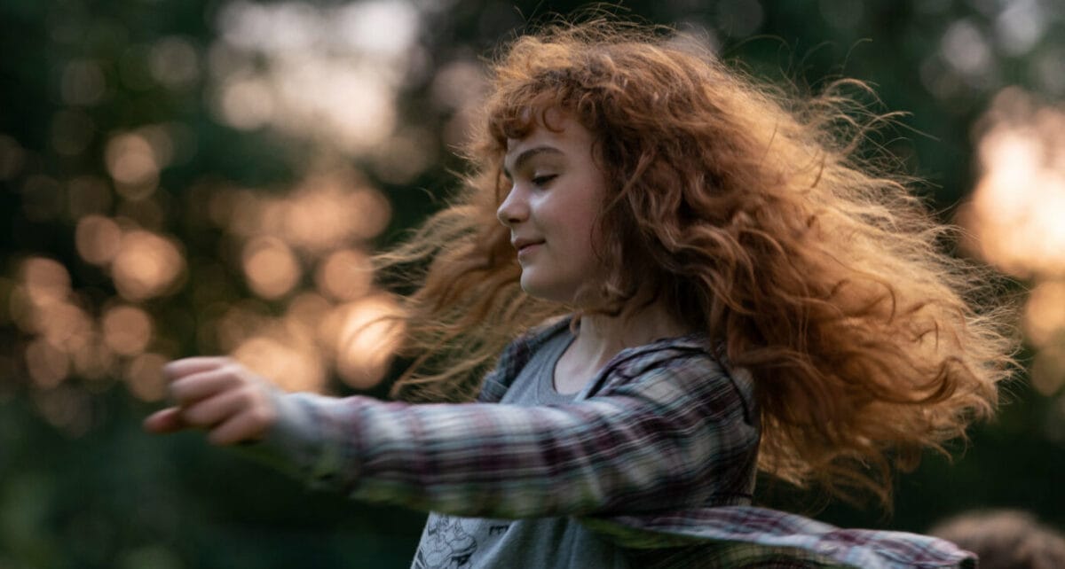 Dalva lâchant ses cheveux dans le vent dans le film Dalva 