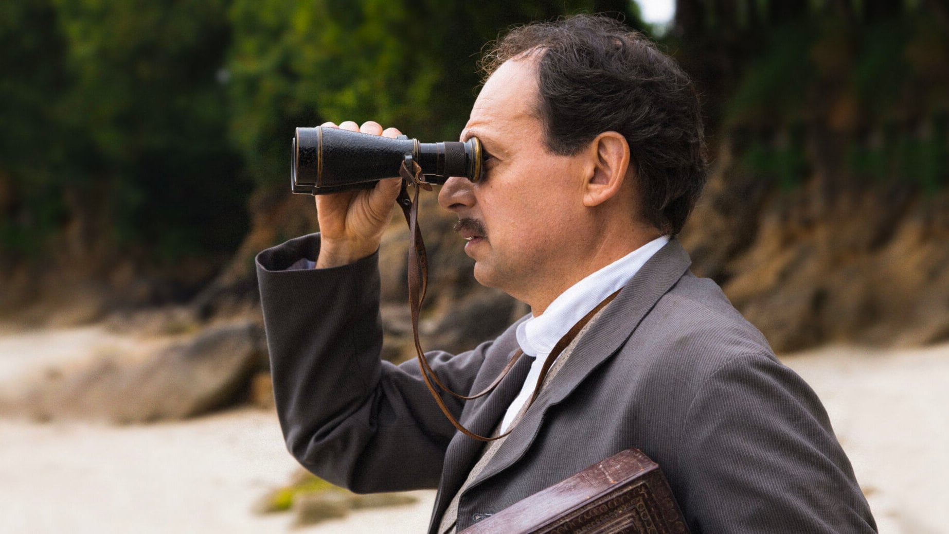 Charles (Denis Podalydès) attend le retour de sa femme dans "La Grande magie"