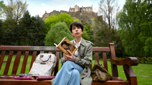 Sally Hawkins en train de lire un livre dans The Lost King