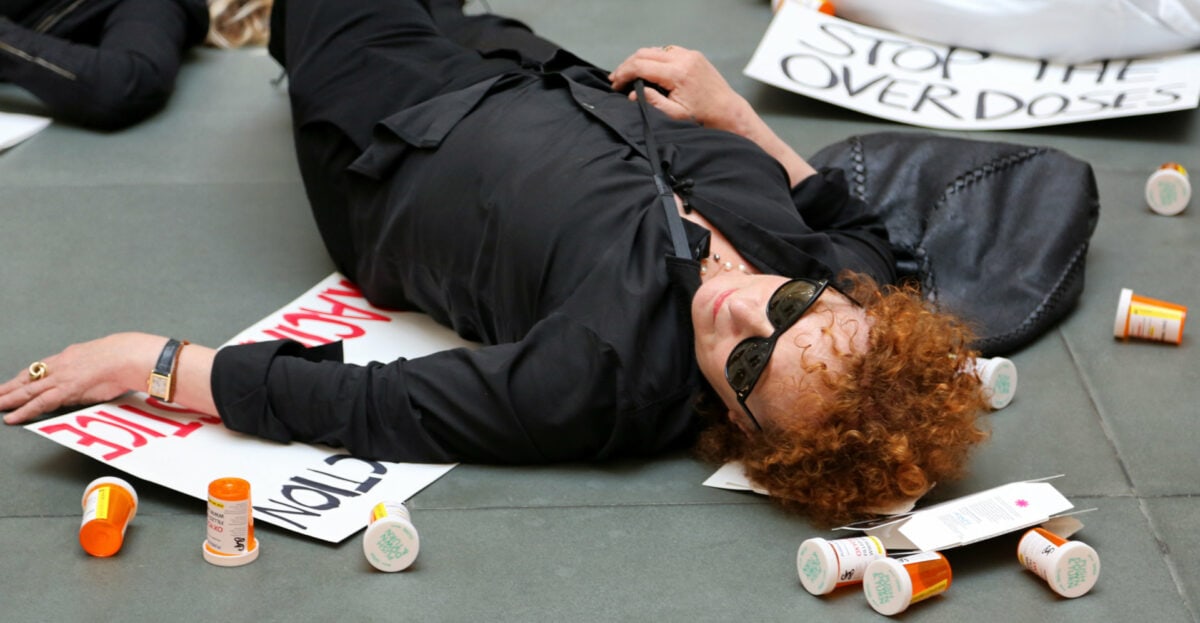 Nan Goldin couchée au sol pour protester contre la famille Sackler dans Toute la beauté et le sang versé