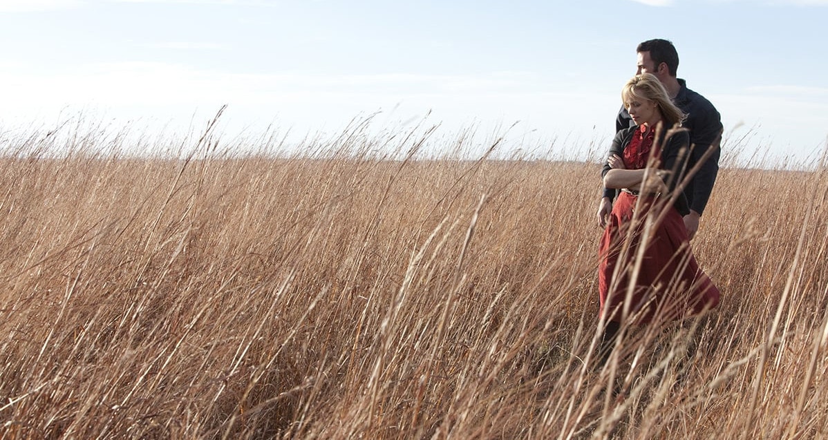 Ben Affleck et Rachel McAdams dans un champ de blé dans À la merveille