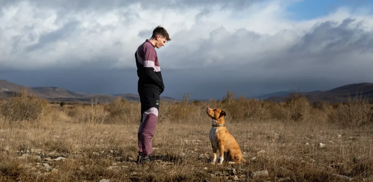 Miralès (Raphaël Quenard) et son ami Malabar dans "Chien de la casse"