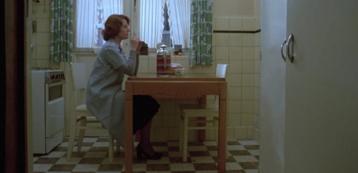 Delphine Seyrig épluche des pommes de terre dans Jeanne Dielman