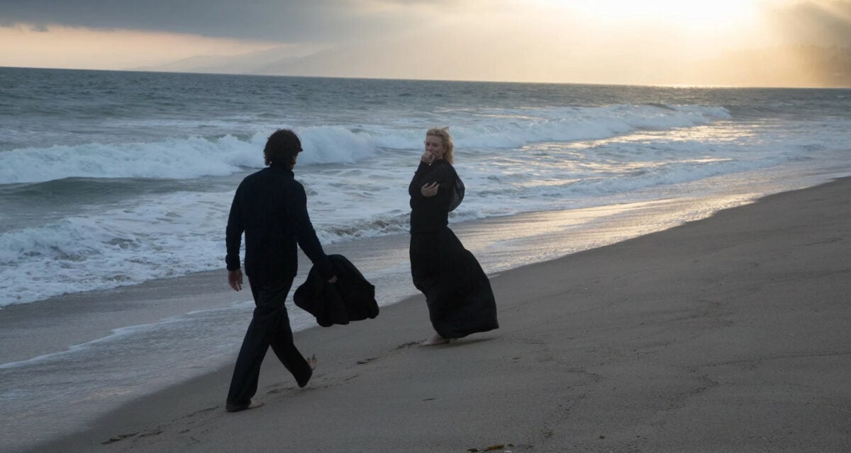 Cate Blanchett et Christian Bale sur la plage dans Knight of Cups