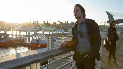 Christian Bale sur une jetée dans Knight of Cups