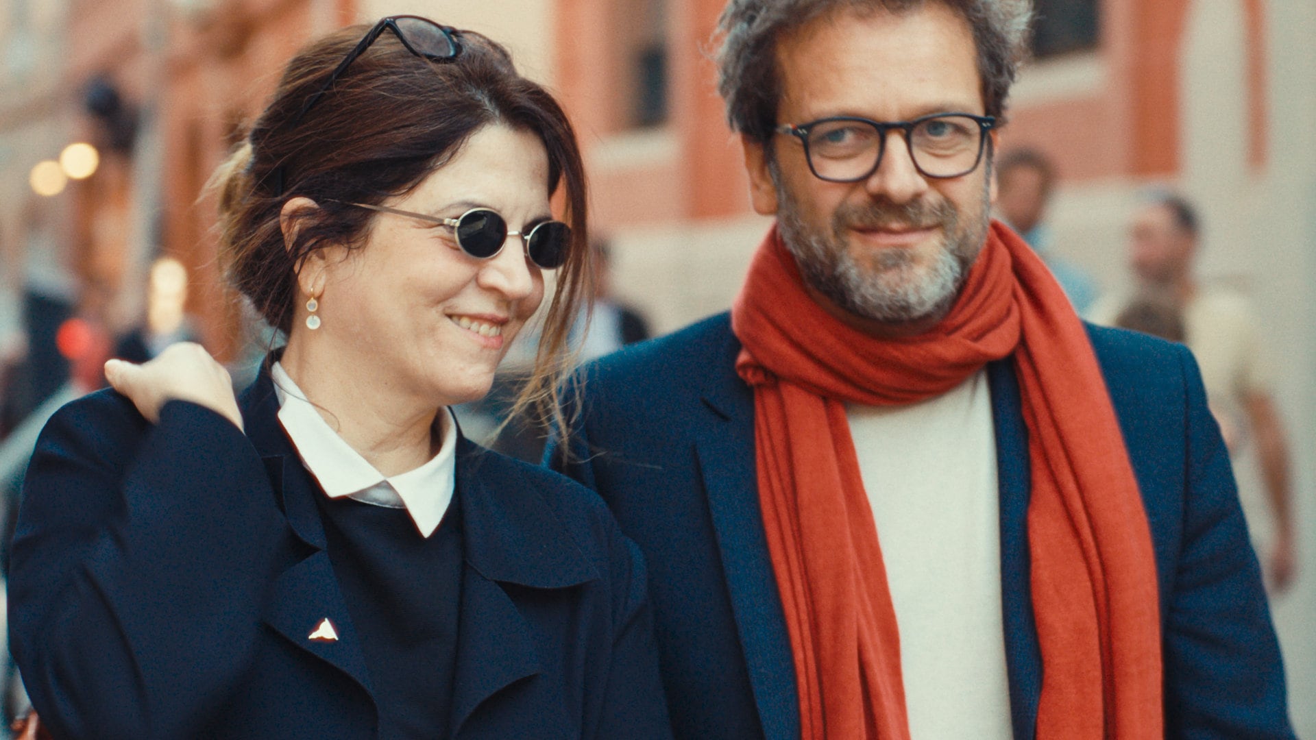 Agnès Jaoui et Jonathan Zaccaï marchent dans la rue dans Le Cours de la vie