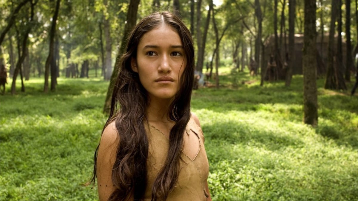 Q'Orianka Kilcher dans la forêt dans Le Nouveau Monde