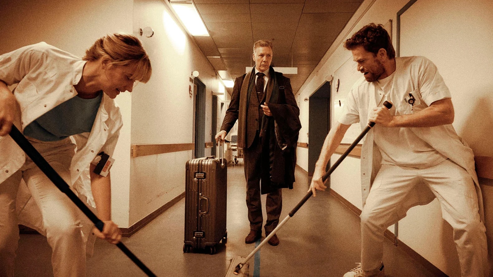 Mikael Persbrandt dans les couloirs de l'hôpital dans L'hôpital et ses fantômes