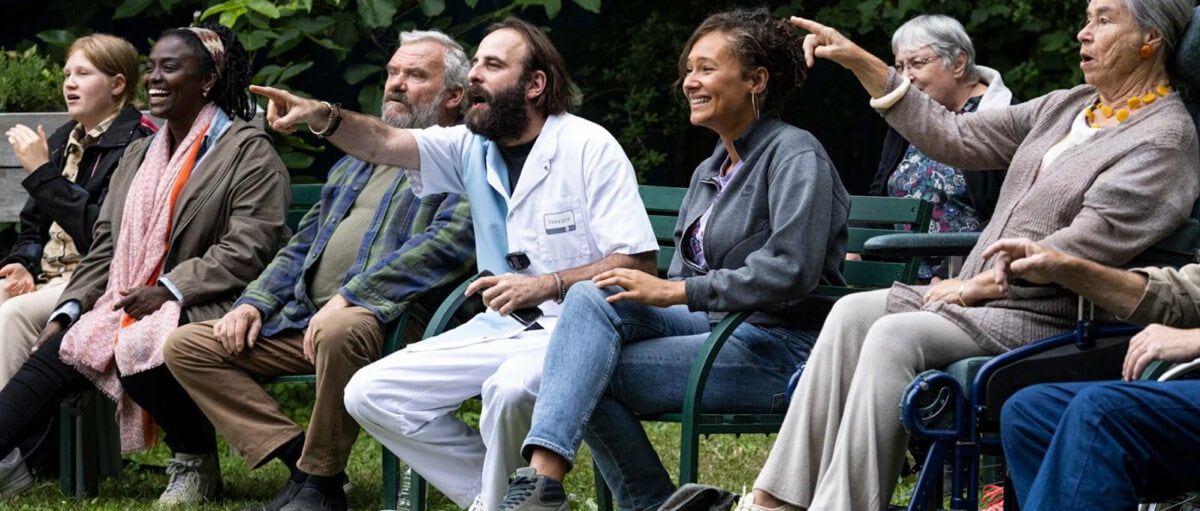 Yannick (Vincent) au centre des résidents de l'EHPAD dans "Quand tu seras grand"