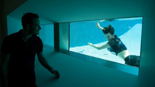Michael Fassbender regarde Rooney Mara dans la piscine dans Song to Song