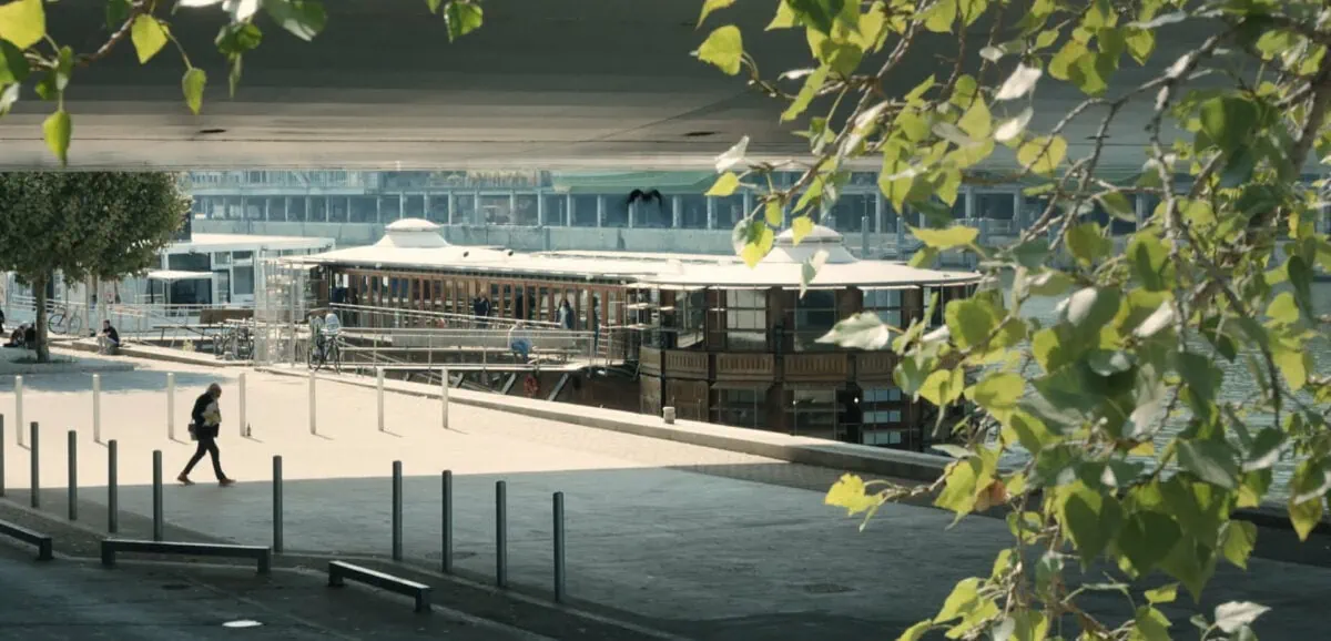L'Adamant sur la Seine dans le film Sur l'Adamant