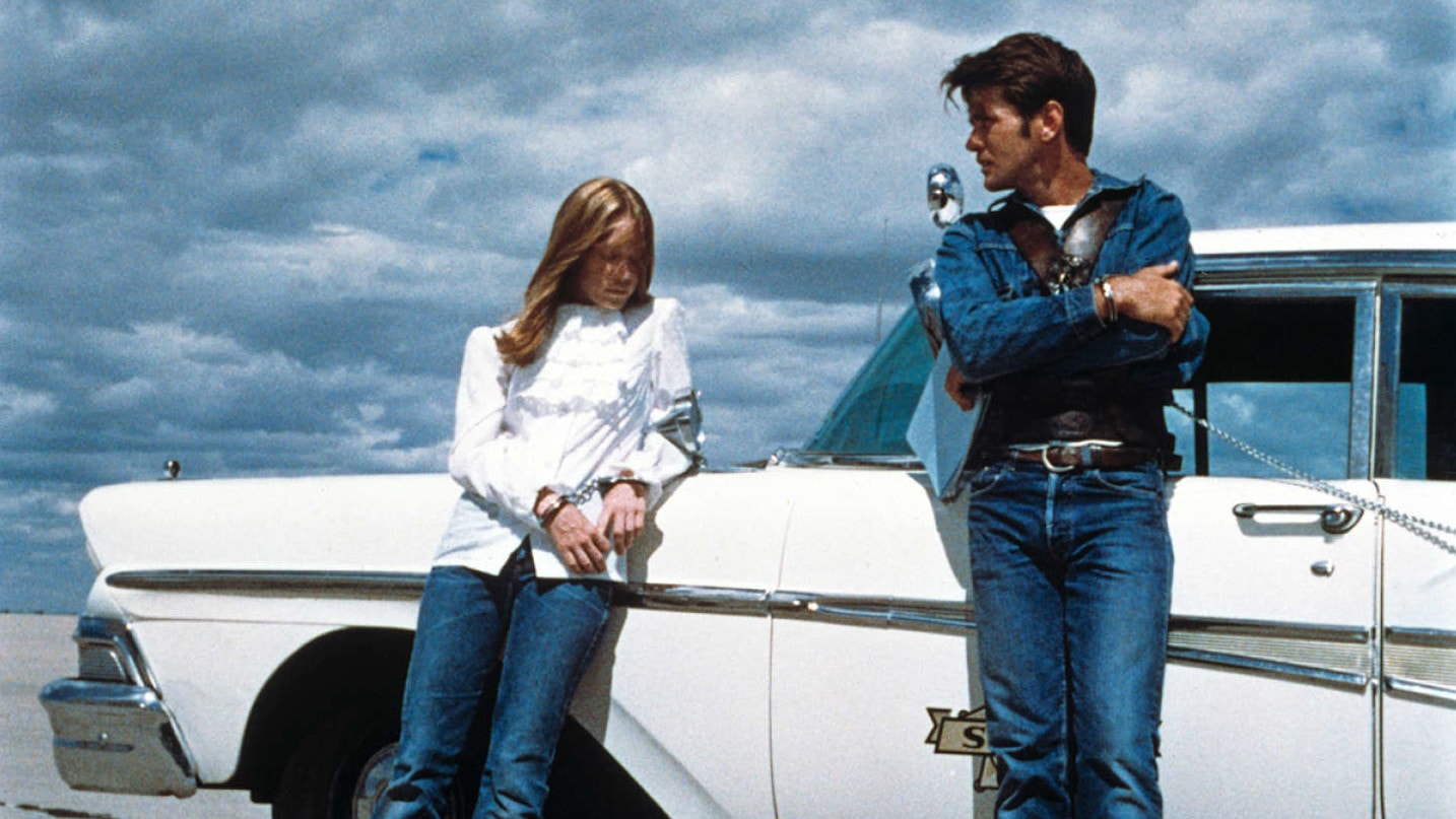 Martin Sheen et Sissy Spacek contre leur voiture dans La Balade sauvage