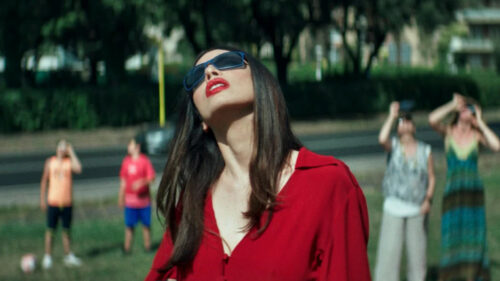 Ilenia Pastorelli regarde le soleil et l'éclipse avec des lunettes dans Lunettes noires