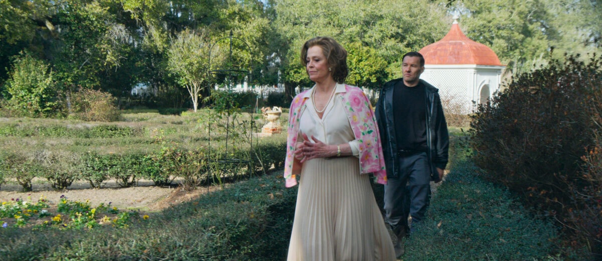 Sigourney Weaver et Joel Edgerton dans un jardin dans Master Gardener