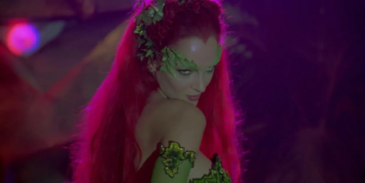 Poison Ivy (Uma Thurman) lors de son apparition sensuelle dans Batman et Robin