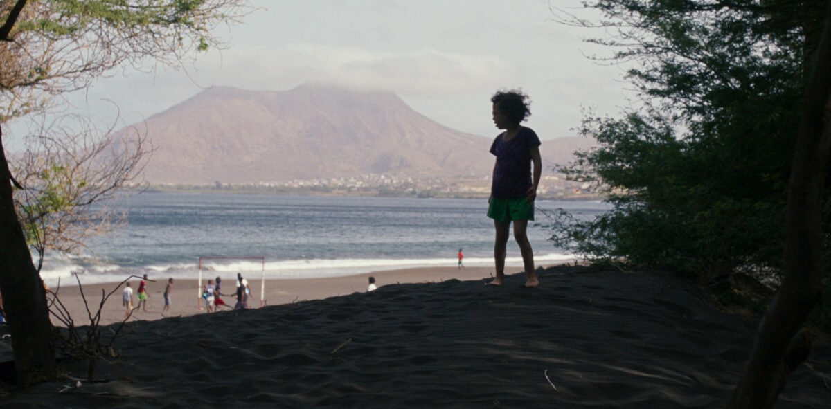 Cléo sur la plage au Cap-Vert dans Àma Gloria