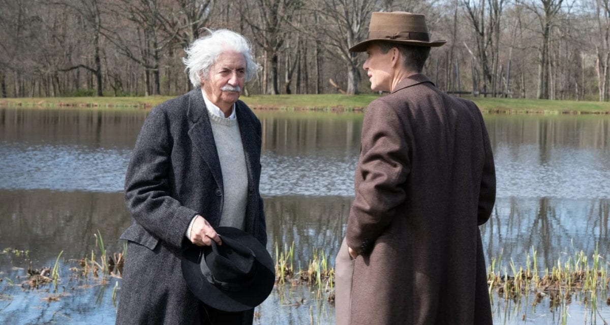 Einstein et Oppenheimer  près du lac dans Oppenheimer 