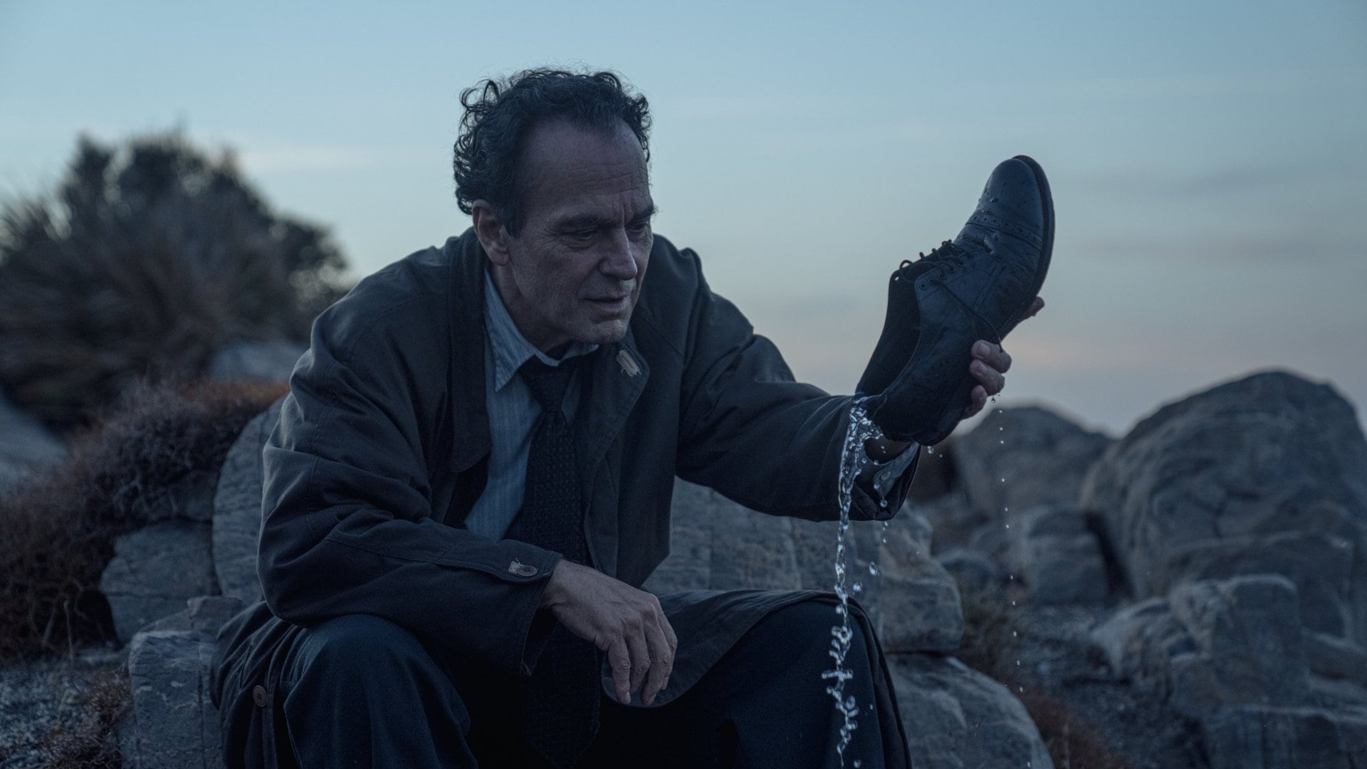 José Coronado enlève ses chaussures gorgées d'eau dans Fermer les yeux