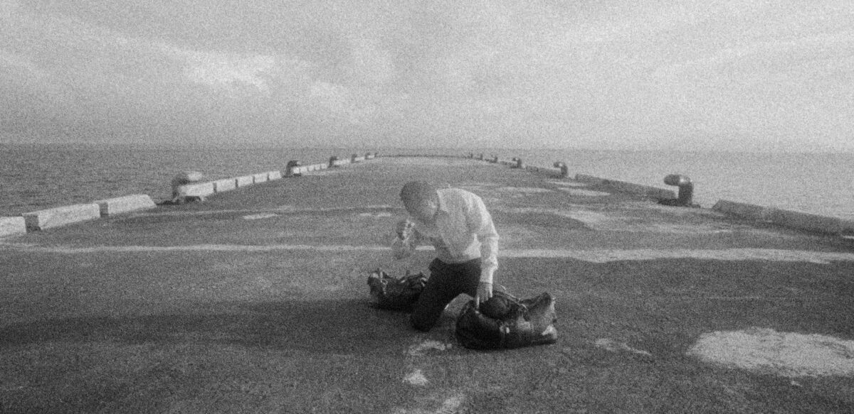 John Lloyd Cruz échoué devant la mer dans Quand les vagues se retirent