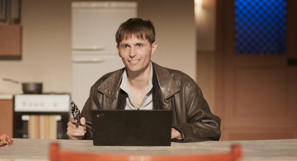 Yannick (Raphaël Quenard) avec son pistolet en train d'écrire sa pièce de théâtre dans Yannick
