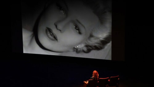 Nina Menkes devant l'écran dans "Brainwashed"