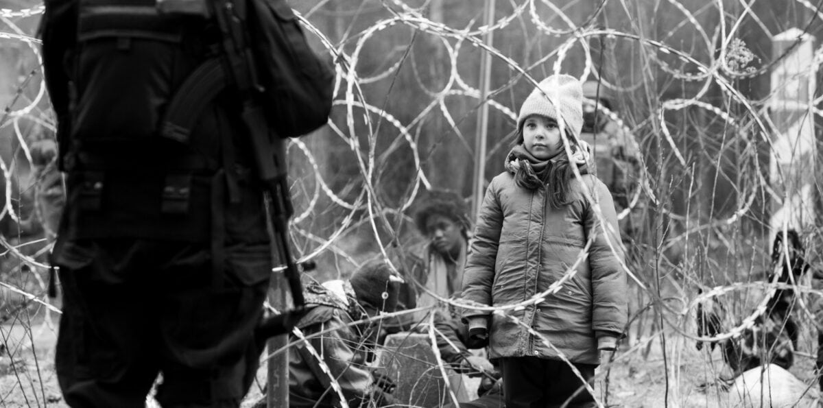 La petite syrienne devant les barbelés de la frontière polonaises dans Green Border