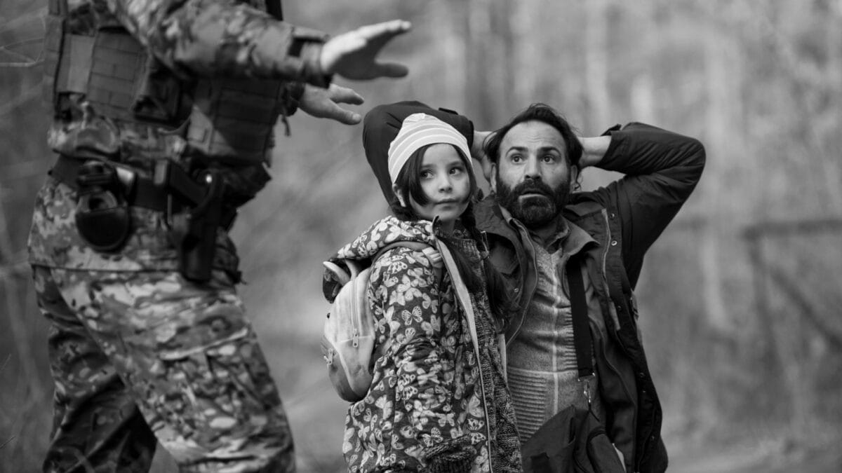 La petite fille syrienne et son père à la frontière polonaise dans Green Border