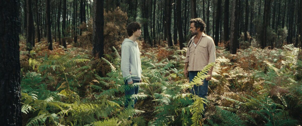 Emile (Paul Kircher) et Romain Duris dans la forêt dans Le Règne animal