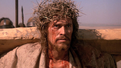 Jésus (Willem Dafoe) portant la croix dans La Dernière Tentation du Christ