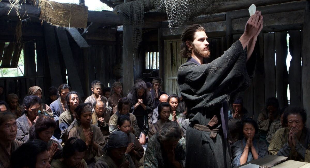 Andrew Garfield fait la communion dans Silence